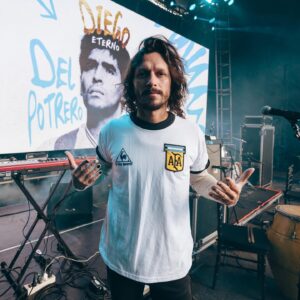 Piru Saez Instagram - HOY empieza una nueva ilusión mundialista.
Vamos Argentina! 
🇦🇷 🤍

#copadelmundo #mundialdefutbol #Qatar2022 #Argentina #afa #fifa #worldcup #vamosargentina 
ph @javifotoman 
⚽️
Contame vos, vas a ver el mundial? Te gusta o no te mueve nada este deporte? Lo ves como un fenómeno o una expresión artística? Que partido recordas de los mundiales o que momento atesoras viendo un mundial de fútbol y porque? Te gusta jugar al metegol (o futbolin) pero verlo no te ceba tanto? Solo te gusta en la PlayStation? Te cae bien el Chiqui Tapia? 
Quiero saber. Dale.
Aveces creo que la gente que me acompaña por acá , gusta de las mismas cosas que yo y me equivoco una gran mayoría de las veces. Por eso, abro la charla, un ida y vuelta por esta razón que suele unir tanto como es el fútbol. 
Cuéntenme y mientras tanto, ojalá que esta copa sea para Argentina de una vez!