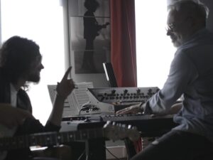 Piru Saez Instagram - Alo! Les regalo de #Estreno el video de mi nueva canción “Tanto y Mucho” , una nueva aventura audiovisual realizada por un equipo amante de la música y el sentimiento. Hermoso crear junto a mi queridísimo @pabloheredia10 quien aportó sus brillantes ojos, amor y magias sensibles en la cámara y fotografía, el gran @ferdux con quien hicimos esta canción abriendo una vez más su nave Duxland para llevar todo un nivel más arriba (cómo siempre), un talentoso y generoso artista con el que tengo el lujo de trabajar, Raimundo López Castro ( @milrayosoficial ) en postproducción y el aporte fundamental, clave y automovilístico de Mi Amor @dederomanook .
Espero que les guste, ya está en mi canal de YT PiruSaezOficial. 
Si se ultracopan, compartan en historia/reels o donde quieran, estarán apoyando de verdad lo que hago y siendo parte por siempre de este momento único con la música que tanto amamos.
Abrazooos y beso, Gracias!Just Push Play! 
PIRU💛
▶️ #linkinbio 
#nuevovideo #videoestreno #tantoymucho #musica #newrelease #pirusaez #ferdux #pabloheredia #milrayos #dede #liveart #videoclip #newsounds #lanzamiento #newmusic 
@believemusic @believelatam @warnerchappell_argentina @warnerchappell_latin 
🆕 Tanto y Mucho #nuevosingle Disponible en todas las plataformas.
Piru Saez
Noviembre 2021 ®️