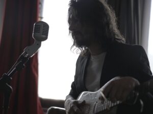 Piru Saez Instagram - Alo! Les regalo de #Estreno el video de mi nueva canción “Tanto y Mucho” , una nueva aventura audiovisual realizada por un equipo amante de la música y el sentimiento. Hermoso crear junto a mi queridísimo @pabloheredia10 quien aportó sus brillantes ojos, amor y magias sensibles en la cámara y fotografía, el gran @ferdux con quien hicimos esta canción abriendo una vez más su nave Duxland para llevar todo un nivel más arriba (cómo siempre), un talentoso y generoso artista con el que tengo el lujo de trabajar, Raimundo López Castro ( @milrayosoficial ) en postproducción y el aporte fundamental, clave y automovilístico de Mi Amor @dederomanook .
Espero que les guste, ya está en mi canal de YT PiruSaezOficial. 
Si se ultracopan, compartan en historia/reels o donde quieran, estarán apoyando de verdad lo que hago y siendo parte por siempre de este momento único con la música que tanto amamos.
Abrazooos y beso, Gracias!Just Push Play! 
PIRU💛
▶️ #linkinbio 
#nuevovideo #videoestreno #tantoymucho #musica #newrelease #pirusaez #ferdux #pabloheredia #milrayos #dede #liveart #videoclip #newsounds #lanzamiento #newmusic 
@believemusic @believelatam @warnerchappell_argentina @warnerchappell_latin 
🆕 Tanto y Mucho #nuevosingle Disponible en todas las plataformas.
Piru Saez
Noviembre 2021 ®️