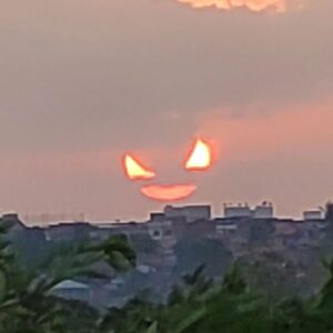 Pirula Instagram - O sol semi eclipsado fazendo cosplay de abóbora de Halloween. #joaopessoa #eclipse