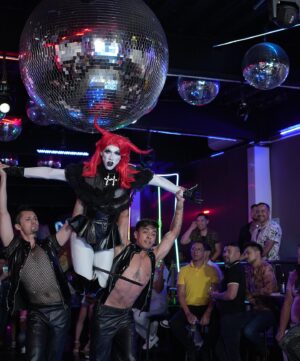 Pixie Pixie Instagram - ASÍ inicia nuestra GIRA! La house B&W @houseblackandwhite ! 🖤

No tienen idea de lo feliz , orgulloso  y agradecido que me siento con mi familia drag y de lo impresionado de lo lejos que hemos llegado y estamos alcanzando, agradezco a la vida que me ha permitido llegar a este momento y seguir sembrando cosas en mi y en los demás!!! Y siempre lo digo este es el  inicio de mi carrera , de nuestra carrera y nuestro largo camino …

Gracias Tijuana por ser Sede de la primer Gira de nuestra gran casa y a @edreycaballero_tj  y @benditocabron  por contribuir a este sueño! … nos vemos pronto en sus ciudades … los ama Pixie Pixie 🖤
.

Fotos cortesía de @90nn47h4n 
.
. #dragqueen #drag #gay #makeup #lgbt #rupaulsdragrace #instagay #dragrace #rpdr #queer #instadrag #pride #lgbtq #dragqueens #dragmakeup #dragshow #rupaul #dragqueensofinstagram #gayboy #dragqueenmakeup #love #fashion #makeupartist #mua #art #localqueen #dragartist #gaypride