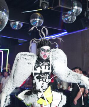 Pixie Pixie Instagram - ASÍ inicia nuestra GIRA! La house B&W @houseblackandwhite ! 🖤

No tienen idea de lo feliz , orgulloso  y agradecido que me siento con mi familia drag y de lo impresionado de lo lejos que hemos llegado y estamos alcanzando, agradezco a la vida que me ha permitido llegar a este momento y seguir sembrando cosas en mi y en los demás!!! Y siempre lo digo este es el  inicio de mi carrera , de nuestra carrera y nuestro largo camino …

Gracias Tijuana por ser Sede de la primer Gira de nuestra gran casa y a @edreycaballero_tj  y @benditocabron  por contribuir a este sueño! … nos vemos pronto en sus ciudades … los ama Pixie Pixie 🖤
.

Fotos cortesía de @90nn47h4n 
.
. #dragqueen #drag #gay #makeup #lgbt #rupaulsdragrace #instagay #dragrace #rpdr #queer #instadrag #pride #lgbtq #dragqueens #dragmakeup #dragshow #rupaul #dragqueensofinstagram #gayboy #dragqueenmakeup #love #fashion #makeupartist #mua #art #localqueen #dragartist #gaypride