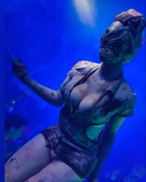 Pixie Pixie Instagram - BUBBLE HEAD NURSE-SILENT HILL..(IMSS😜)

Todo hecho por mi🤟🏻

Ya no quiero trollearlos con tanto contenido mío de esto, pero esque en verdad me emociono mucho haberlo logrado, hasta parezco animación! Kheee!!! y me pongo a pensar en lo bonito que es llegar a una edad y a un momento de tu vida donde puedes hacer realidad el representar y verte como las cosas que admirabas, las mujeres que decías …Que miedo! ó quiero ser ella!,jaja . Que increíble que el drag me ha permitido llegar hasta estos momentos, creo es por lo único que no lo he dejado… y pues ya! Sigo sin soportarme happy Halloween a todes🎃🎃

Foto @roth_cb12 
.
.
.

#dragqueen #drag #gay #silenthill #costume #makeup #cfx #rupaulsdragrace #goth #dragrace #rpdr #anime #lgbtq #queen #dragqueens #dragmakeup #dragshow #rupaul #dragqueensofinstagram #gayboy #dragqueenmakeup #love #fashion #makeupartist #mua #art #localqueen #dragartist #gaypride