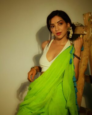 Plabita Borthakur Instagram - Abhi toh main chahoon 'Saree Saree' raat jagna! 😉

Photography : @suyash_tajane @mayank99683 
HMU : @glam.grave 
Styling : @stylespeaksbyhoney_ 
Saree : @_kimayaofficial_ 
Jewelry : @saskr.a 
.
.
.
.
.
.
.
#plabitaborthakur #photoshoot #mood #studioshoot #fashionshoot #saree #sareelove #portrait #love