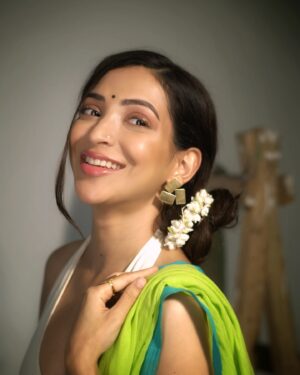 Plabita Borthakur Instagram - Abhi toh main chahoon 'Saree Saree' raat jagna! 😉

Photography : @suyash_tajane @mayank99683 
HMU : @glam.grave 
Styling : @stylespeaksbyhoney_ 
Saree : @_kimayaofficial_ 
Jewelry : @saskr.a 
.
.
.
.
.
.
.
#plabitaborthakur #photoshoot #mood #studioshoot #fashionshoot #saree #sareelove #portrait #love