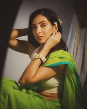 Plabita Borthakur Instagram - Nostalgia! 🤍
I grew up with the melodies of old songs, thanks to my parents. My dad brought home cassettes of Bengali classics by Lata and Asha from a trip to Calcutta, and they quickly became part of our travel soundtrack. Our road trips wouldn’t be complete without a wide variety of music playing. This song brings back memories of family trips, all of us singing along, eagerly anticipating our destination.

Photography : @suyash_tajane @mayank99683 
HMU : @glam.grave 
Styling : @stylespeaksbyhoney_ 
Saree : @_kimayaofficial_ 
Jewelry : @saskr.a 
.
.
.
.
.
.
.
.
#plabitaborthakur #nostalgia #mood #photoshoot #vintage #oldisgold #love #saree #fashion #tuesday