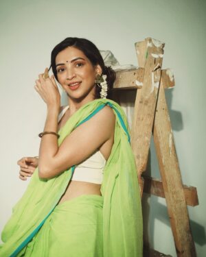 Plabita Borthakur Instagram - Nostalgia! 🤍
I grew up with the melodies of old songs, thanks to my parents. My dad brought home cassettes of Bengali classics by Lata and Asha from a trip to Calcutta, and they quickly became part of our travel soundtrack. Our road trips wouldn’t be complete without a wide variety of music playing. This song brings back memories of family trips, all of us singing along, eagerly anticipating our destination.

Photography : @suyash_tajane @mayank99683 
HMU : @glam.grave 
Styling : @stylespeaksbyhoney_ 
Saree : @_kimayaofficial_ 
Jewelry : @saskr.a 
.
.
.
.
.
.
.
.
#plabitaborthakur #nostalgia #mood #photoshoot #vintage #oldisgold #love #saree #fashion #tuesday