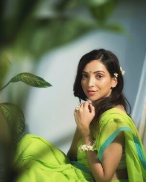 Plabita Borthakur Instagram - Nostalgia! 🤍
I grew up with the melodies of old songs, thanks to my parents. My dad brought home cassettes of Bengali classics by Lata and Asha from a trip to Calcutta, and they quickly became part of our travel soundtrack. Our road trips wouldn’t be complete without a wide variety of music playing. This song brings back memories of family trips, all of us singing along, eagerly anticipating our destination.

Photography : @suyash_tajane @mayank99683 
HMU : @glam.grave 
Styling : @stylespeaksbyhoney_ 
Saree : @_kimayaofficial_ 
Jewelry : @saskr.a 
.
.
.
.
.
.
.
.
#plabitaborthakur #nostalgia #mood #photoshoot #vintage #oldisgold #love #saree #fashion #tuesday