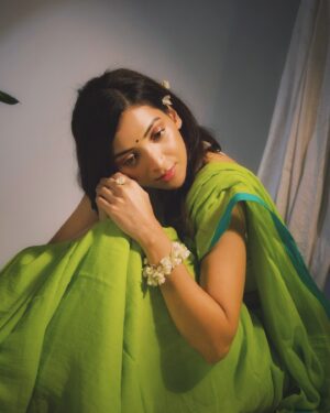 Plabita Borthakur Instagram - Nostalgia! 🤍
I grew up with the melodies of old songs, thanks to my parents. My dad brought home cassettes of Bengali classics by Lata and Asha from a trip to Calcutta, and they quickly became part of our travel soundtrack. Our road trips wouldn’t be complete without a wide variety of music playing. This song brings back memories of family trips, all of us singing along, eagerly anticipating our destination.

Photography : @suyash_tajane @mayank99683 
HMU : @glam.grave 
Styling : @stylespeaksbyhoney_ 
Saree : @_kimayaofficial_ 
Jewelry : @saskr.a 
.
.
.
.
.
.
.
.
#plabitaborthakur #nostalgia #mood #photoshoot #vintage #oldisgold #love #saree #fashion #tuesday