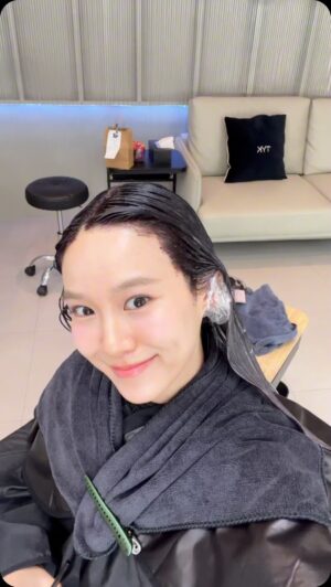 Po Wichada Atiwesangkun Instagram - New color and haircut!!!! ขอป้ายยาร้านทำผมโปรดใหม่ พี่ๆ nice และ ให้คำแนะนำดีมาก เปลี่ยนสีผมรอบนี้ รู้สึกหน้าเด็ก สว่างขึ้นนนน แต่ยังคงดูธรรมชาติ ช้อบบบบบบบ💖 ปอทำสี violet red brown น้าาาา จากปลายผมแห้งๆกรอบๆ กลายเป็นสุขภาพดีเลย เพราะทรีทเม้นท์เขาปังงงง
❣️พิกัด @tyk.hairstudio
