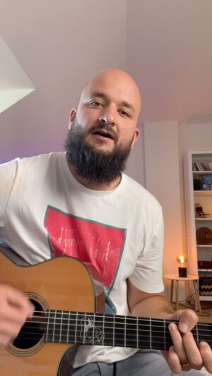 Pokáč Instagram - Poznas song? V patek hraju poprvy na legendarnim slanskym punkovym @festivalvalnik 🤘 Ve Slanym jsem hral kamosum z gymplu svoje prvni songy, ktery sem tenkrat zkousel psat, tohle je jeden z nich...poznate? 🥸