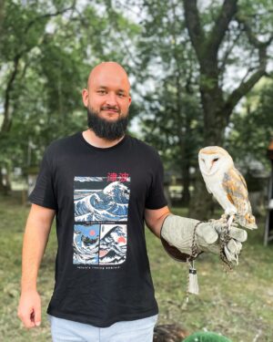 Pokáč Instagram - ⁣
Zeptal jsem se moudré sovy⁣
kdo dal dělo Miraiovi.⁣
Teď to za škváru⁣
střelim bulváru.⁣
🦉
