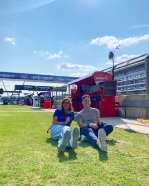 Pol Espargaró Instagram - • Mi recap del finde en el #SilverstoneGp con @izaskunruizgp y todo el equipo @dazn_es 🤩 que ganas del próximo…!!!
• My weekend recap at #SilverstoneGp w @izaskunruizgp & @dazn_es team 🤩 can’t wait to next one…!!! 
#MotoGp
📸 @davidacedo
