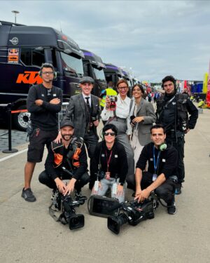 Pol Espargaró Instagram - • Mi recap del finde en el #SilverstoneGp con @izaskunruizgp y todo el equipo @dazn_es 🤩 que ganas del próximo…!!!
• My weekend recap at #SilverstoneGp w @izaskunruizgp & @dazn_es team 🤩 can’t wait to next one…!!! 
#MotoGp
📸 @davidacedo