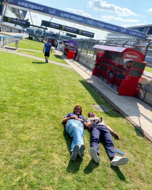 Pol Espargaró Instagram - • Mi recap del finde en el #SilverstoneGp con @izaskunruizgp y todo el equipo @dazn_es 🤩 que ganas del próximo…!!!
• My weekend recap at #SilverstoneGp w @izaskunruizgp & @dazn_es team 🤩 can’t wait to next one…!!! 
#MotoGp
📸 @davidacedo