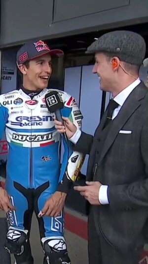 Pol Espargaró Instagram - "¿De dónde ha salido eso?" 😂😂😂

Qué momentazo entre @marcmarquez93, @polespargaro e @izaskunruizgp  al verlo vestido de 'Peaky Blinder' 😆

#BritishGP #MotoGP #Motorsport #Motor #MarcMarquez #Marquez #PolEspargaro #Espargaro