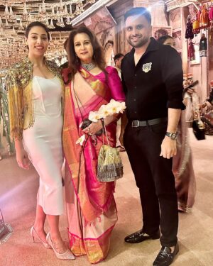 Poonam Dhillon Instagram - The grandest most well organized wedding  of the decade I think.. what made it even more beautiful was the warmth of the Family.. .. specially Nita jis very warmly insisting .. Khana kha ke jaana & telling staff .. make sure she eats dinner. Radhika’s sweet way of asking why Paloma my daughter has not come…. In spite of them being on their feet for Hours .. meeting thousands of friends . Kudos to the warm hospitable gracious hosts they are .. including Mukesh Ji.  Memories  is what remain  @ambani_update @nita.ambaniii #ambaniwedding