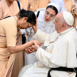 Pope Francis Instagram - EN: All of us sometimes find ourselves, in life, in situations beyond our strength and ask ourselves: “How can I cope with this situation?”. It helps, in such cases, to remember that “With God nothing will be impossible” (Lk 1:37). And if we believe this, we will perform miracles.

PT: Cada um de nós por vezes se encontra em situações na vida que estão além das próprias forças e se pergunta: “Como posso lidar com esta situação?”. Ajuda, nestes casos, recordar que “nada é impossível para Deus” (Lc 1,37). Se acreditarmos nisso, faremos milagres.

ES: Cada uno de nosotros se encuentra a veces, en la vida, en situaciones que superan sus fuerzas y se pregunta: “¿Cómo puedo hacer frente a esta situación?”. Ayuda, en tales casos, recordar que “nada hay imposible para Dios” (Lc 1,37). Si creemos esto, haremos milagros.

IT: Ognuno di noi si trova a volte, nella vita, in situazioni superiori alle proprie forze e si domanda: “Come posso affrontare questa situazione?”. Aiuta, in questi casi, ricordare che “nulla è impossibile a Dio” (Lc 1,37). Se noi crediamo questo, faremo miracoli.

DE: Jeder von uns sieht sich manchmal mit Situationen konfrontiert, die die eigenen Kräfte übersteigen, und fragt sich: “Wie kann ich damit umgehen?”. Dann hilft es, sich daran zu erinnern, dass “für Gott nichts unmöglich ist” (Lk 1,37). Wenn wir das glauben, werden wir Wunder tun.