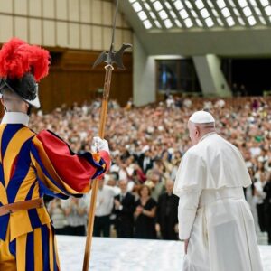 Pope Francis Instagram - EN: All of us sometimes find ourselves, in life, in situations beyond our strength and ask ourselves: “How can I cope with this situation?”. It helps, in such cases, to remember that “With God nothing will be impossible” (Lk 1:37). And if we believe this, we will perform miracles.

PT: Cada um de nós por vezes se encontra em situações na vida que estão além das próprias forças e se pergunta: “Como posso lidar com esta situação?”. Ajuda, nestes casos, recordar que “nada é impossível para Deus” (Lc 1,37). Se acreditarmos nisso, faremos milagres.

ES: Cada uno de nosotros se encuentra a veces, en la vida, en situaciones que superan sus fuerzas y se pregunta: “¿Cómo puedo hacer frente a esta situación?”. Ayuda, en tales casos, recordar que “nada hay imposible para Dios” (Lc 1,37). Si creemos esto, haremos milagros.

IT: Ognuno di noi si trova a volte, nella vita, in situazioni superiori alle proprie forze e si domanda: “Come posso affrontare questa situazione?”. Aiuta, in questi casi, ricordare che “nulla è impossibile a Dio” (Lc 1,37). Se noi crediamo questo, faremo miracoli.

DE: Jeder von uns sieht sich manchmal mit Situationen konfrontiert, die die eigenen Kräfte übersteigen, und fragt sich: “Wie kann ich damit umgehen?”. Dann hilft es, sich daran zu erinnern, dass “für Gott nichts unmöglich ist” (Lk 1,37). Wenn wir das glauben, werden wir Wunder tun.