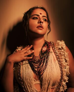 Prachi Tehlan Instagram - THE POORAM
she represents the aroma of pooram flowers , the bright fireworks ,the chains of elephants , the blings of the shops . She is elegant as the Nettipattam .

Artist ::: @prachitehlan 
Concept , styling & creative direction ::: @diljinkrishnan 
Photographed by ::: @ameer_mango 
Makeup by ::: @makeup_by_shibinantony 
Mua assisted by ::: @delia_john__ 
Location ::: @ramadaresortkochi