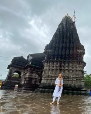 Prajakta Mali Instagram - त्र्यंबकेश्वर - नाशिक…🔱
१२ ज्योतिर्लिंगांची यात्रा करायचं ठरलय. 
दुसरं ज्योतिर्लिंग दर्शन  पुर्ण. 😌
.
आज श्रावण मासारंभ… पुढची यात्रा लवकर पुर्ण व्हावी हेच “देवादी देव - महादेवांकडे” प्रार्थना 🙏.
.
#महादेव #दासी #प्रेम #शिव #शिवोऽहम् #सदाशिव #श्रावण #prajakttamali