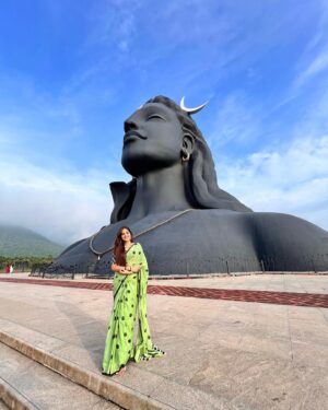 Pranavi Manukonda Instagram - Om namah Shivaya🙏🏻✨♥️

Wearing: @shilpacouture 

@isha.foundation @sadhguru 
#ishafoundation #sadhguru #adiyogi #shiva #coimbatore