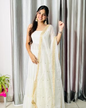 Pranavi Manukonda Instagram - ✨🩵

Wearing: @elegance_designerss 
Jewellery: @petalsbyswathi 

#traditional