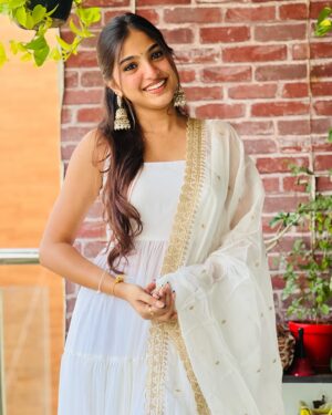 Pranavi Manukonda Instagram - ✨🩵

Wearing: @elegance_designerss 
Jewellery: @petalsbyswathi 

#traditional