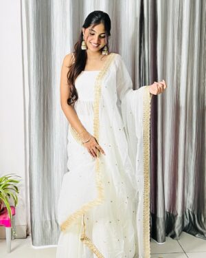 Pranavi Manukonda Instagram - ✨🩵

Wearing: @elegance_designerss 
Jewellery: @petalsbyswathi 

#traditional