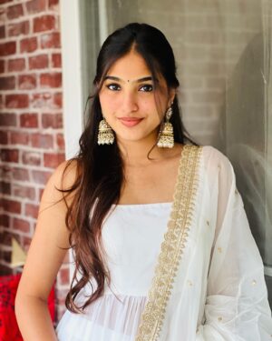 Pranavi Manukonda Instagram - ✨🩵

Wearing: @elegance_designerss 
Jewellery: @petalsbyswathi 

#traditional