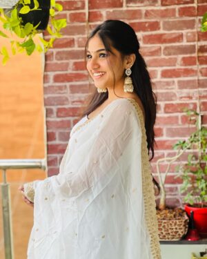 Pranavi Manukonda Instagram - ✨🩵

Wearing: @elegance_designerss 
Jewellery: @petalsbyswathi 

#traditional