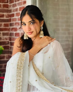 Pranavi Manukonda Instagram - ✨🩵

Wearing: @elegance_designerss 
Jewellery: @petalsbyswathi 

#traditional