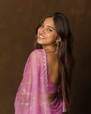 Pranavi Manukonda Instagram - Nothing feels as perfect as a saree ✨♥️

Wearing: @ahdahbyjp 
PC: @_anupphotography