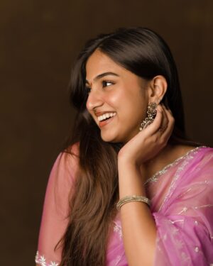 Pranavi Manukonda Instagram - Nothing feels as perfect as a saree ✨♥️

Wearing: @ahdahbyjp 
PC: @_anupphotography