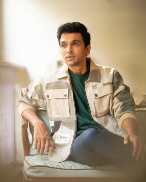 Pratik Gandhi Instagram - Monsoons, musings and a little Dhunki kind of a day!

🌧️ 

🏠 

🤍 

.

📸- @lovdipsingh
Stylist - @styleitwithniki
Tshirt - @bomaachi
Outfit - @justakarigar