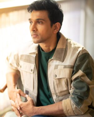 Pratik Gandhi Instagram - Monsoons, musings and a little Dhunki kind of a day!

🌧️ 

🏠 

🤍 

.

📸- @lovdipsingh
Stylist - @styleitwithniki
Tshirt - @bomaachi
Outfit - @justakarigar