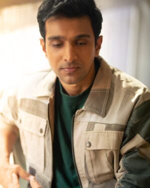 Pratik Gandhi Instagram - Monsoons, musings and a little Dhunki kind of a day!

🌧️ 

🏠 

🤍 

.

📸- @lovdipsingh
Stylist - @styleitwithniki
Tshirt - @bomaachi
Outfit - @justakarigar
