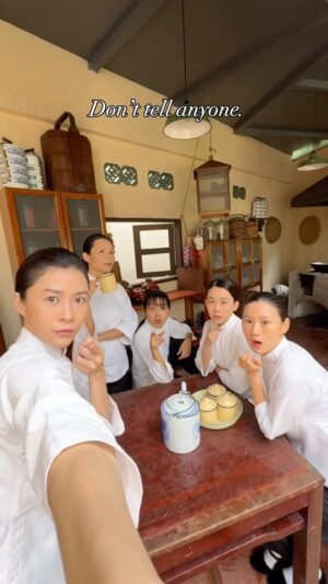Priscelia Chan Instagram - 🤫There’s no secret in 张家 #小娘惹之翡翠山 
你猜到我们在说什么㊙️秘密吗？

随机暂停⏸️screen shot给我们看你抽到谁～

@zoetay10 @jesssseca @iamdawnyeoh @gojojojojogoh @sheila_sim @chantalleng @tashaalow @ferlyngofficial @lefthere036 @shaunchenhongyu @romeotan @elvinngchoonsiong @prisceliachan @seow_sinnee @ohyushi @juin66 @the_celebrityagency 

#gossip #donttellanyone #behindthescenes #onset #妈姐的诱惑 🫦