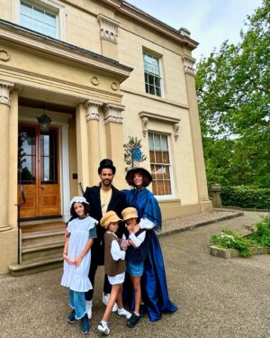 Priscila Faz Instagram - Manchester 🇬🇧

Para que no digan que esta cuenta no es educativa 😌 aquí 
brevemente que pedengue: 

Foto 1 -4: NO SABEN EL SUEÑO que fue para mi vestirme de Lady Priscila jajajjj gracias a @elizabethgaskellshouse por la experiencia. Las huercas pintaron, nos disfrazamos, jugamos cricket, vivimos como si la escritora Elizabeth Gaskell (befa de Charlotte Brontë) nos hubiera invitado a tomar el té. 

2. For your consideration @shondarhimes I wish to be the prima latina in Bridgerton, thank you. 

3. Maria sufragista 😍🗳️

4. Infancia británica 

5. Universidad de Manchester y luego fuimos al Museo de Manchester (que no llegó al corte del álbum) y me sentí una alumna más. 

8.📍En el Northern Quarter, la zona hipster donde fingí no ser turista caminando rápido con cara de inconformidad. 

10. Una persona muy emocionada por cruzar la calle. 

12. En la John Rylands Library, circa 1900, la 3era biblioteca más grande del Reino Unido. 

Hermanas, no hubo que esperar un semestre o que vivieran para siempre en la 🌥️ abrazando a Steve Jobs las fotos del primer destino del viaje. Esperemos que mi TDA no se dispare y sigamos así, amén 🙏🏽 . 

#Manchester #UnitedKingdom #elizabethgaskellshouse #TheOldWellington #NorthernQuarter #johnrylandslibrary