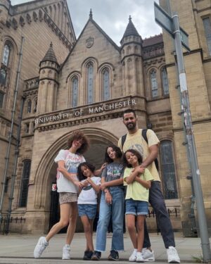 Priscila Faz Instagram - Manchester 🇬🇧

Para que no digan que esta cuenta no es educativa 😌 aquí 
brevemente que pedengue: 

Foto 1 -4: NO SABEN EL SUEÑO que fue para mi vestirme de Lady Priscila jajajjj gracias a @elizabethgaskellshouse por la experiencia. Las huercas pintaron, nos disfrazamos, jugamos cricket, vivimos como si la escritora Elizabeth Gaskell (befa de Charlotte Brontë) nos hubiera invitado a tomar el té. 

2. For your consideration @shondarhimes I wish to be the prima latina in Bridgerton, thank you. 

3. Maria sufragista 😍🗳️

4. Infancia británica 

5. Universidad de Manchester y luego fuimos al Museo de Manchester (que no llegó al corte del álbum) y me sentí una alumna más. 

8.📍En el Northern Quarter, la zona hipster donde fingí no ser turista caminando rápido con cara de inconformidad. 

10. Una persona muy emocionada por cruzar la calle. 

12. En la John Rylands Library, circa 1900, la 3era biblioteca más grande del Reino Unido. 

Hermanas, no hubo que esperar un semestre o que vivieran para siempre en la 🌥️ abrazando a Steve Jobs las fotos del primer destino del viaje. Esperemos que mi TDA no se dispare y sigamos así, amén 🙏🏽 . 

#Manchester #UnitedKingdom #elizabethgaskellshouse #TheOldWellington #NorthernQuarter #johnrylandslibrary
