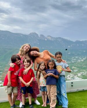 Priscila Faz Instagram - Monterrey, NL, tienes mi corazón entre tus montañas y tu carne asada⛰️❤️ 

Nada se compara con ver a la gente con la que creciste, ver a las huercas decirle tía a todo adulto que ven en su encuentro, maravillarse con las tortillas de harina y atorarse en columpios, prender el asador a la mínima provocación, amanecer despacio con mi mamá, platicar con mis tías, ir al HEB (y botenear en el transcurso), ver a Luna convertirse en canina sampetrina y a mi mamá caer redonda por ella. 

TQM SPGG, prometo venir más seguido, sigue con tus chismes del pádel, cuídame a mi mami y trata de mantenerte hidratado pero sin ahogarte hasta que regrese 🫶🏽🙊.