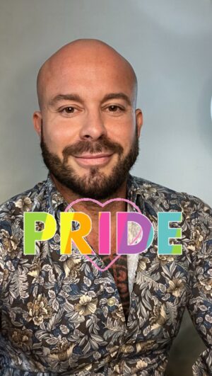 Priscilla Drag Instagram - Quella notte però gli avventori dello Stonewall Inn decisero che non avrebbero subito più.

Fu così che al grido di “We are everywhere!”, a colpi di tacco e bottigliate, gay e lesbiche, drag queen e transgender (in testa) ricacciarono la polizia da dove era venuta e da chi l’aveva mandata.

Era un venerdì.
Venerdi 27 giugno 1969 poco dopo |1:20 di notte, per la precisione.

ERA NATO IL MOVIMENTO LGBT !🏳️‍🌈✊🏼🏳️‍⚧️

#pridemonth
#lgbt
#queer
#weareeverywhere 
#feelfree 
#beproud
#resistencia