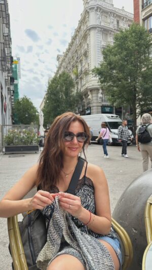 Priscilla Vargas Instagram - Primera vez que viajo con un tejido!! 🧶 Y para viajar con mis niñitas fue ideal! Te relaja, desconecta y a diferencia del libro te permite conversar toooodo el rato. Porque compartimos mucho! Ahora estoy orgullosa del “ponchito” que hice mientras recorrimos lugares increíbles! Existe un mejor souvenir?😁❤️