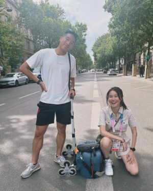 Priscilla Wong Instagram - 瘋狂太陽的一天，
感恩欣賞到最美的運動場館，巴黎鐵塔下的沙灘排球場，
同時跟泰仔陳銘泰在混亂的封路上拍攝，再次感受到運動員的謙虛和忍耐。
瘋狂下雨的一天，
也是奧運開幕天。
跟這一班兄弟姊妹，在雨中上上落落，跑來跑去，完成了過程困難重重的開幕直播，也幸運找到了免費位看開幕禮。
感恩讓我回憶滿滿，
感恩有機會見證這個盛事，
感恩見識體育組同事的各種耐力與智慧。
每天收工都很累，
但心中都很快樂。
#2024巴黎奧運 
#🌈

@aiglehongkong