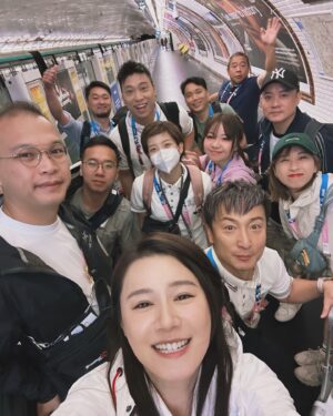Priscilla Wong Instagram - 瘋狂太陽的一天，
感恩欣賞到最美的運動場館，巴黎鐵塔下的沙灘排球場，
同時跟泰仔陳銘泰在混亂的封路上拍攝，再次感受到運動員的謙虛和忍耐。
瘋狂下雨的一天，
也是奧運開幕天。
跟這一班兄弟姊妹，在雨中上上落落，跑來跑去，完成了過程困難重重的開幕直播，也幸運找到了免費位看開幕禮。
感恩讓我回憶滿滿，
感恩有機會見證這個盛事，
感恩見識體育組同事的各種耐力與智慧。
每天收工都很累，
但心中都很快樂。
#2024巴黎奧運 
#🌈

@aiglehongkong