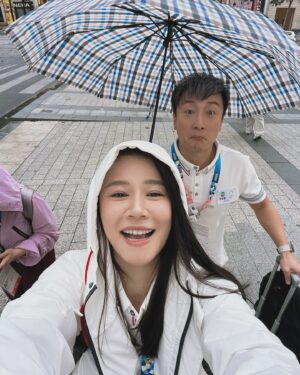 Priscilla Wong Instagram - 瘋狂太陽的一天，
感恩欣賞到最美的運動場館，巴黎鐵塔下的沙灘排球場，
同時跟泰仔陳銘泰在混亂的封路上拍攝，再次感受到運動員的謙虛和忍耐。
瘋狂下雨的一天，
也是奧運開幕天。
跟這一班兄弟姊妹，在雨中上上落落，跑來跑去，完成了過程困難重重的開幕直播，也幸運找到了免費位看開幕禮。
感恩讓我回憶滿滿，
感恩有機會見證這個盛事，
感恩見識體育組同事的各種耐力與智慧。
每天收工都很累，
但心中都很快樂。
#2024巴黎奧運 
#🌈

@aiglehongkong