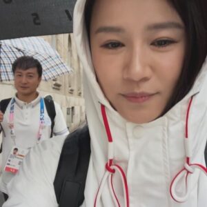 Priscilla Wong Instagram - 瘋狂太陽的一天，
感恩欣賞到最美的運動場館，巴黎鐵塔下的沙灘排球場，
同時跟泰仔陳銘泰在混亂的封路上拍攝，再次感受到運動員的謙虛和忍耐。
瘋狂下雨的一天，
也是奧運開幕天。
跟這一班兄弟姊妹，在雨中上上落落，跑來跑去，完成了過程困難重重的開幕直播，也幸運找到了免費位看開幕禮。
感恩讓我回憶滿滿，
感恩有機會見證這個盛事，
感恩見識體育組同事的各種耐力與智慧。
每天收工都很累，
但心中都很快樂。
#2024巴黎奧運 
#🌈

@aiglehongkong