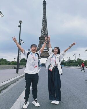 Priscilla Wong Instagram - 瘋狂太陽的一天，
感恩欣賞到最美的運動場館，巴黎鐵塔下的沙灘排球場，
同時跟泰仔陳銘泰在混亂的封路上拍攝，再次感受到運動員的謙虛和忍耐。
瘋狂下雨的一天，
也是奧運開幕天。
跟這一班兄弟姊妹，在雨中上上落落，跑來跑去，完成了過程困難重重的開幕直播，也幸運找到了免費位看開幕禮。
感恩讓我回憶滿滿，
感恩有機會見證這個盛事，
感恩見識體育組同事的各種耐力與智慧。
每天收工都很累，
但心中都很快樂。
#2024巴黎奧運 
#🌈

@aiglehongkong