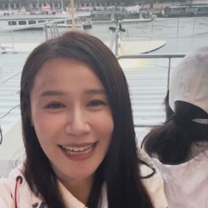 Priscilla Wong Instagram - 瘋狂太陽的一天，
感恩欣賞到最美的運動場館，巴黎鐵塔下的沙灘排球場，
同時跟泰仔陳銘泰在混亂的封路上拍攝，再次感受到運動員的謙虛和忍耐。
瘋狂下雨的一天，
也是奧運開幕天。
跟這一班兄弟姊妹，在雨中上上落落，跑來跑去，完成了過程困難重重的開幕直播，也幸運找到了免費位看開幕禮。
感恩讓我回憶滿滿，
感恩有機會見證這個盛事，
感恩見識體育組同事的各種耐力與智慧。
每天收工都很累，
但心中都很快樂。
#2024巴黎奧運 
#🌈

@aiglehongkong