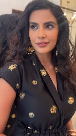 Priya Anand Instagram - Mana Madhya Premani .. Ela Maruvane… ✨

Make Up & Hair: @vedya.balakumar